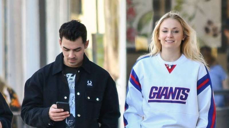Sophie Turner shtatzënë? Çifti bën shopping për veshje të bebeve