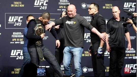 Khabib sy më sy ia shqelmon titullin Fergusonit (VIDEO)