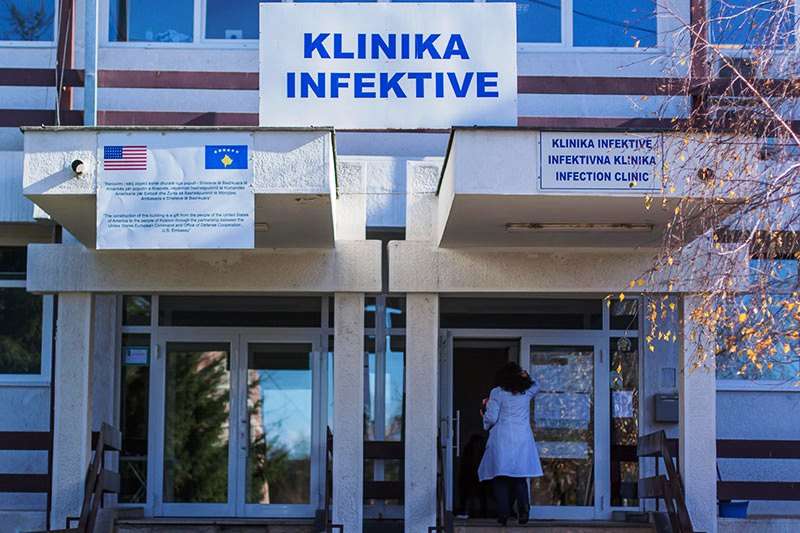 Dy nga 12 pacientët me Covid-19 të shtrirë në Infektivë janë në gjendje më të rëndë