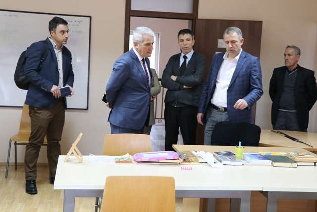  Sveçla viziton Qendrën e Azilit 