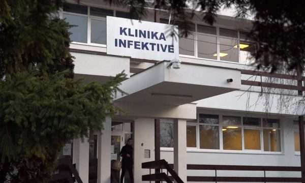 Infektologu Salihu: 1 vjeçari me koronavirus është në gjendje të mirë