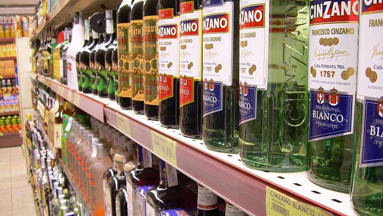 OBSH: Konsumimi i alkoolit nuk e vret koronavirusin