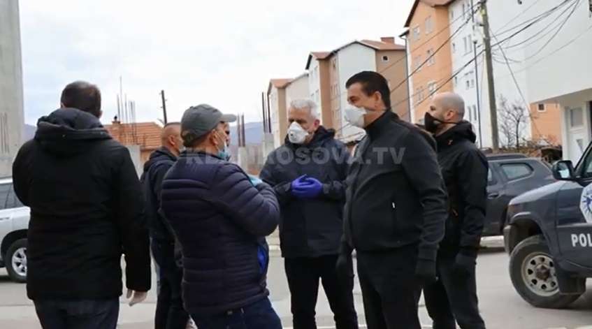 Sveçla viziton shqiptarët e Zveçanit (VIDEO)