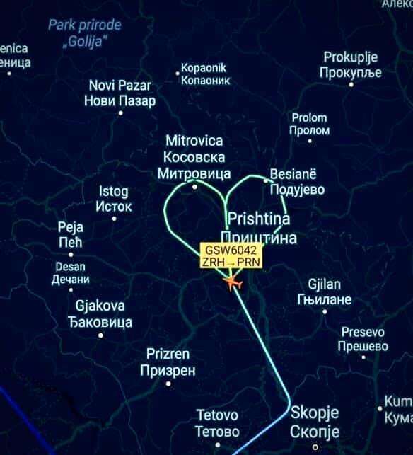 Abdixhiku: Piloti zviceran kërkoi leje për ta bërë një zemër në hapësirën e Kosovës