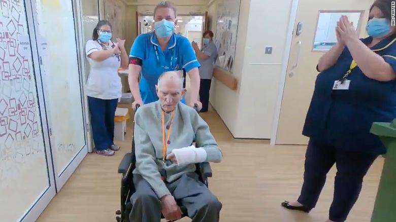 Veterani 99 vjeçar që i mbijetoi Luftës së Dytë Botërore ia hedh edhe koronavirusit (VIDEO)