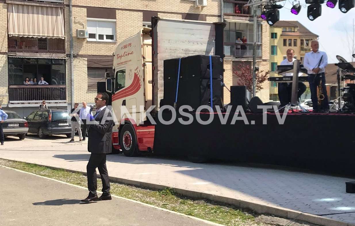 Nis paraqitja e Shkelzen Jetishit nëpër Gjakovë (VIDEO)
