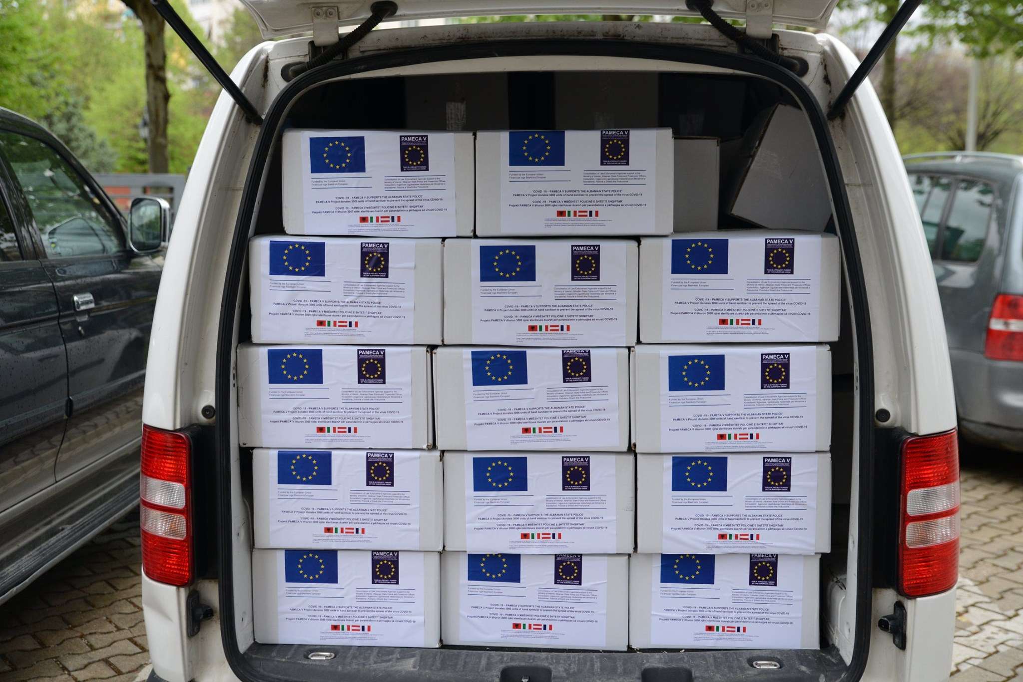 BE tjetër gjest solidariteti për Shqipërinë, dhuron 3 mijë dezinfektues duarsh për policët