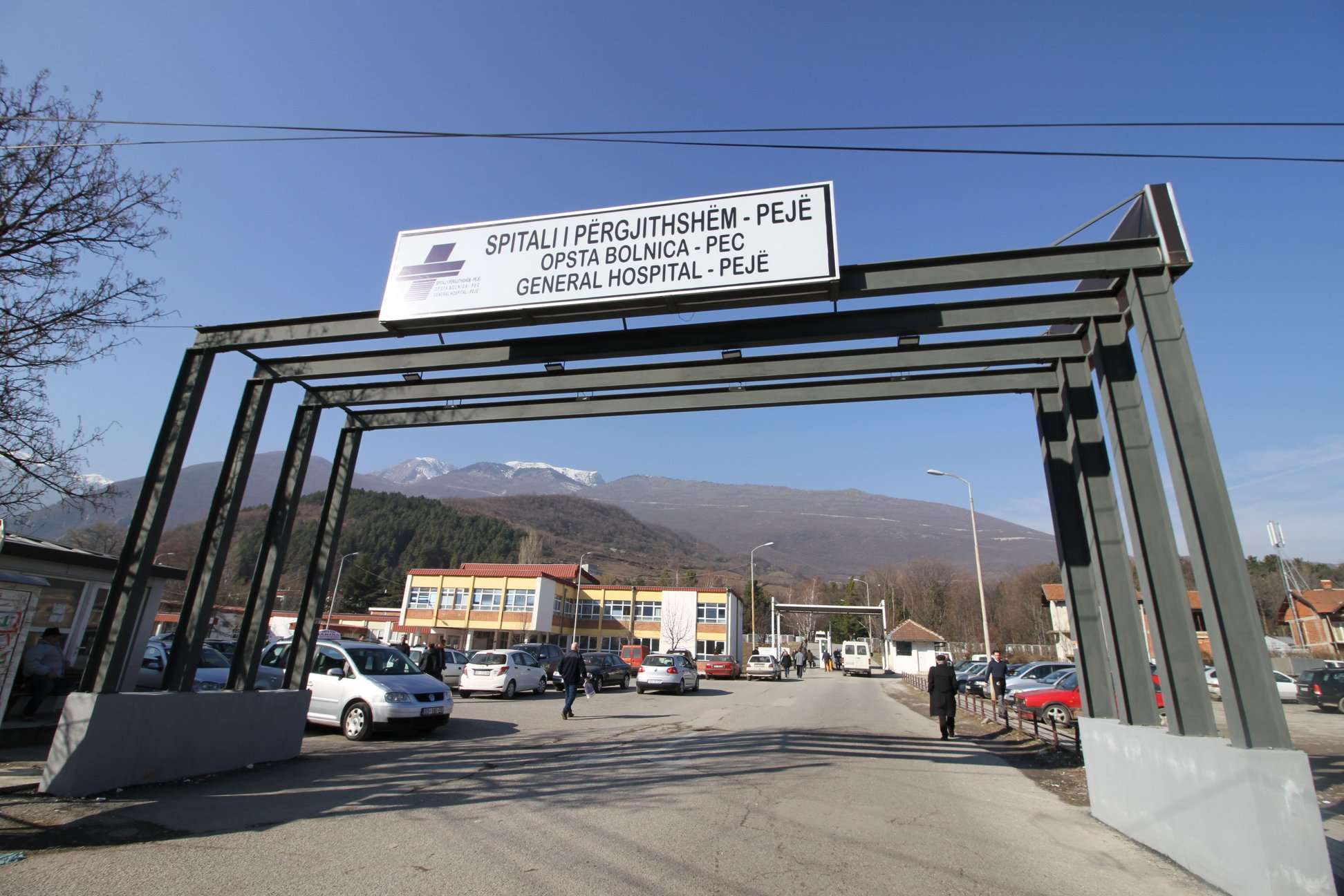 Pejë: 22 punonjës në spital dalin negativë në testin për koronavirus