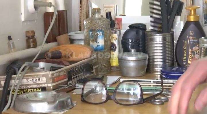Berberët e mbyllur, qytetarët qethen vet (VIDEO)