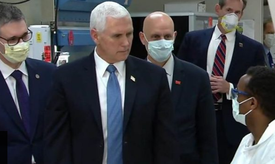 Mike Pence shfaqet pa maskë virusi në spital