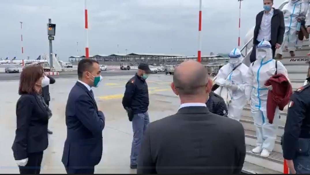 Arrijnë në Itali 60 infermierët shqiptarë, Luigi Di Maio i pret me dorën në zemër