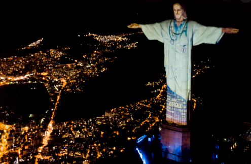 Statuja e Krishtit në Brazil ‘vishet’ si mjek në nderim të punonjësve të kujdesit shëndetësor