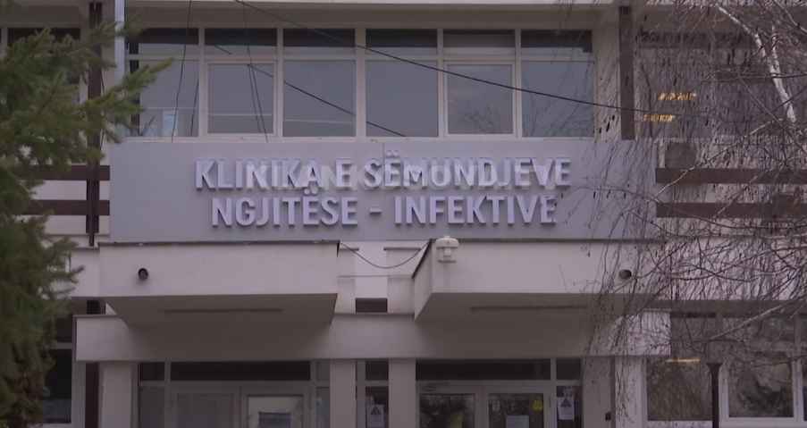 Vetizolohen 13 punëtorë shëndetësorë që patën kontakt me njërën prej viktimave (VIDEO)