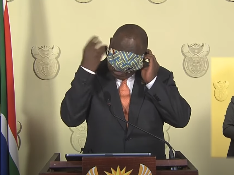 Përpjekja e madhe e presidentit të Afrikës së Jugut për vendosjen e maskës (VIDEO)
