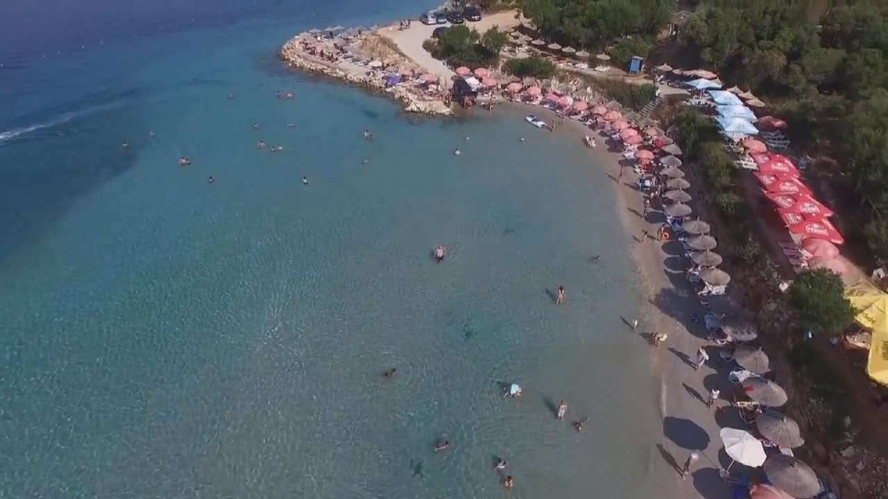 Pushime në kohën e Covid-19, sa larg njëri-tjetrit do të qëndrojmë në plazh?