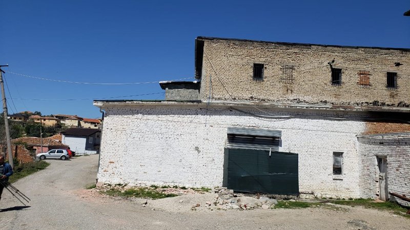 Gjobiten tre punonjës së fabrikës që u kthye në vatër infeksioni në Krujë