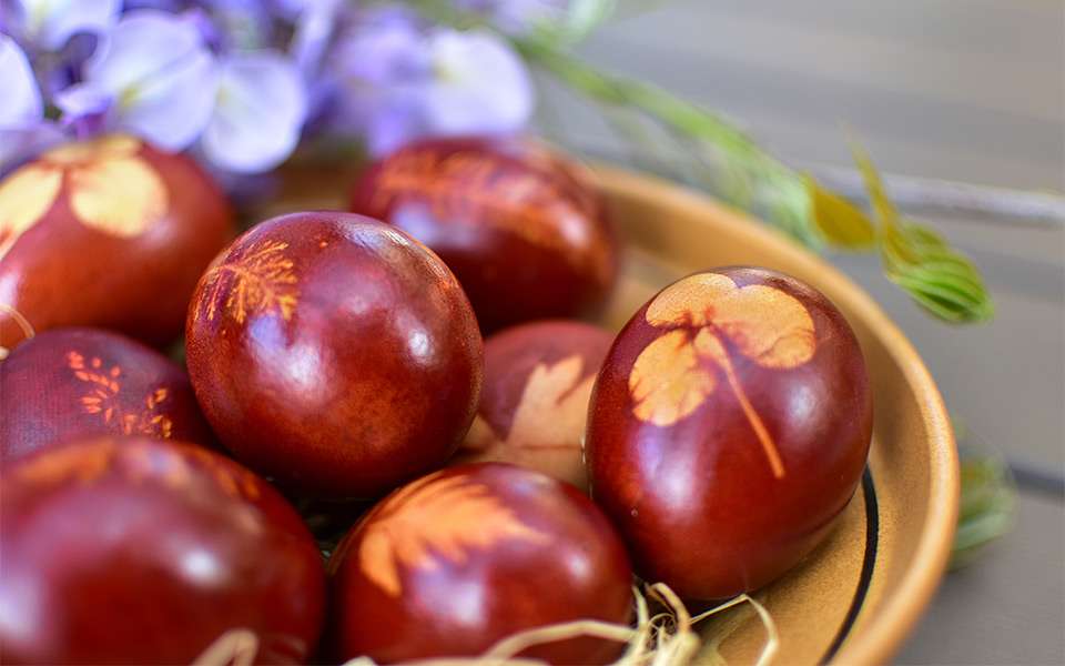 Sot festohen Pashkët, por çfarë simbolizon veza e kuqe?