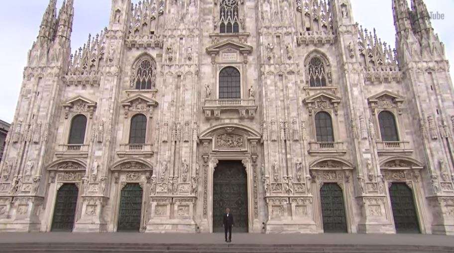 Andrea Bocelli i vetmuar në Duomo të Milanos emocionoi botën (VIDEO)