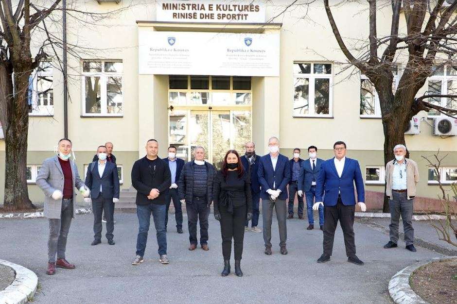 Dumoshi nënshkruan memorandume me nëntë federata