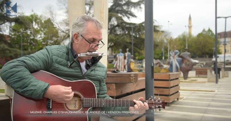 Charls O'Shaughnessy, irlandezi që i këndon Prishtinës (VIDEO)