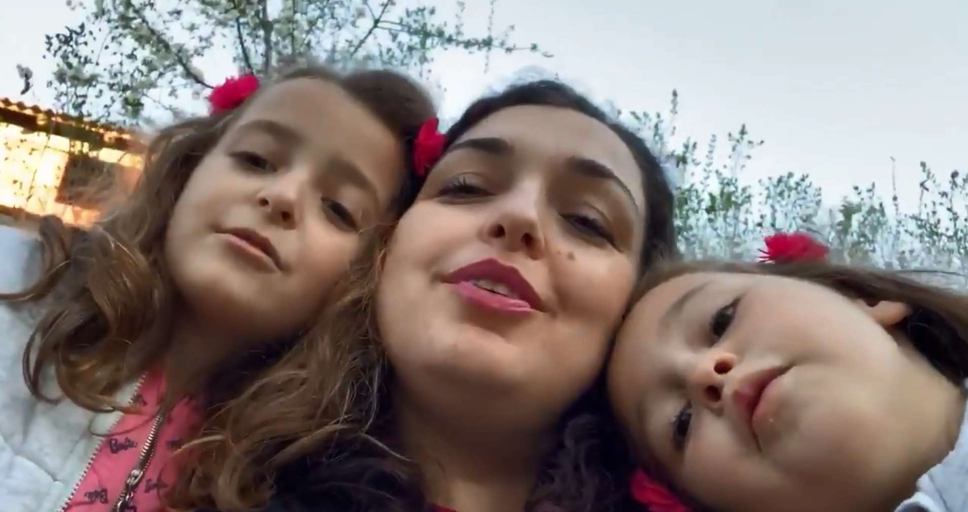 Vjosa Osmani me të bijat ia thurin këngës (VIDEO)