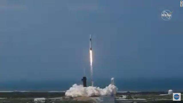 Astronautët nisen drejt orbitës nga toka amerikane