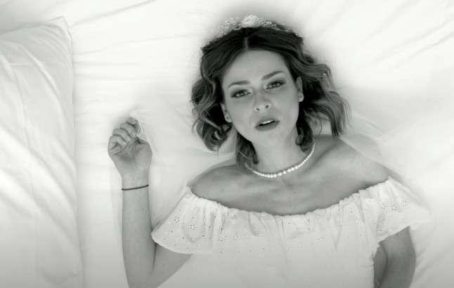 Vdes në moshën 30 vjeçare këngëtarja Cady Groves