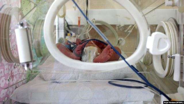 Tri foshnja që u lindën në QKUK nga nëna të prekura me Covid-19, dalin negative