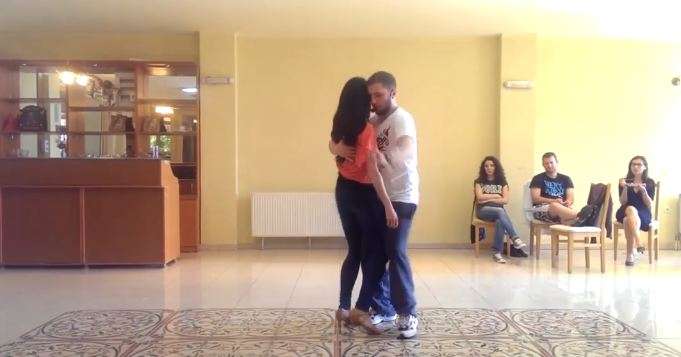 Studio e emisionit Ora e Pasdites shndërrohet në arenë vallëzimi e kujtimi (VIDEO)