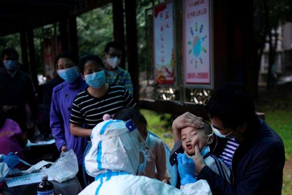 Banorët e Wuhanit në radhë për t`u testuar