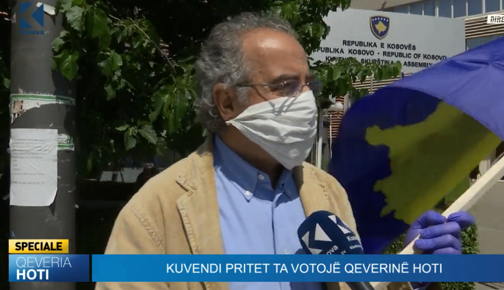 “Dëshpërim Kosova” – qytetari që po proteston kundër Qeverisë Hoti (VIDEO)