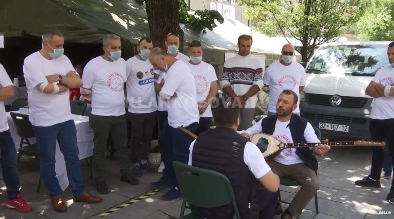 Dhurohet gjak nën tingujt e çiftelisë (VIDEO)