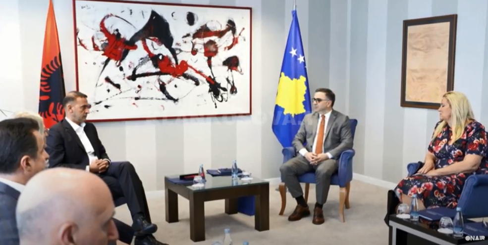 Deputetët e AAK-së e vizitojnë bashkëpartiakun në Qeveri (VIDEO)