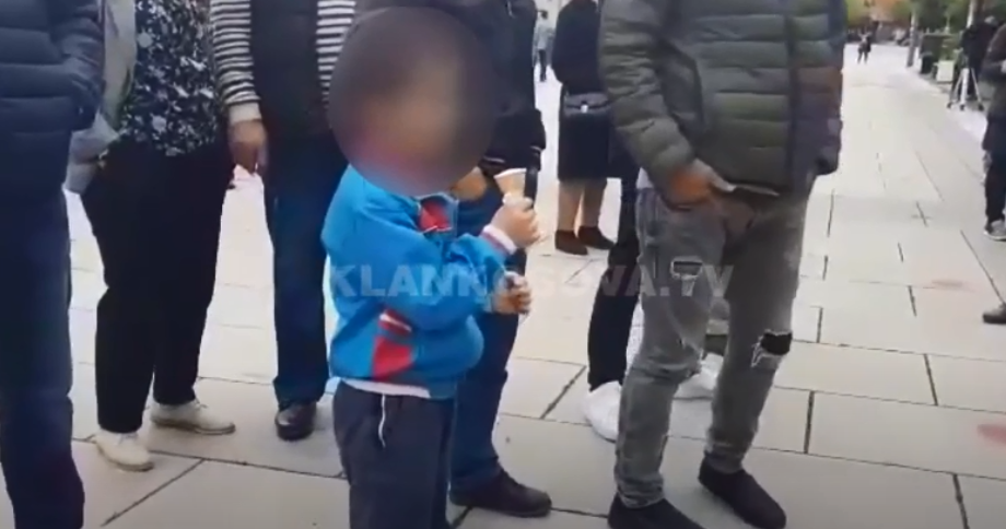 Një protestues i veçantë: Vogëlushi thërret Qeveria Kurti para Kuvendit (VIDEO)