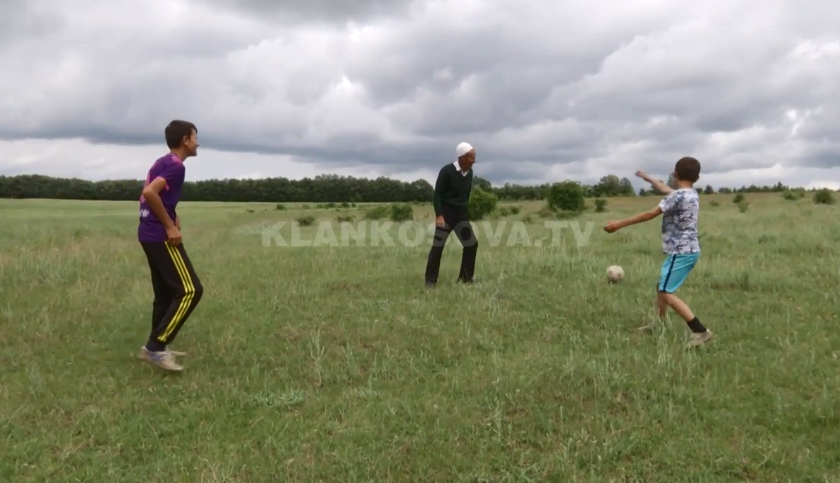 74 vjeçari nga Prekazi që ëndërr kishte të bëhej futbollist, zbavitet me fëmijë livadheve të fshatit (VIDEO)