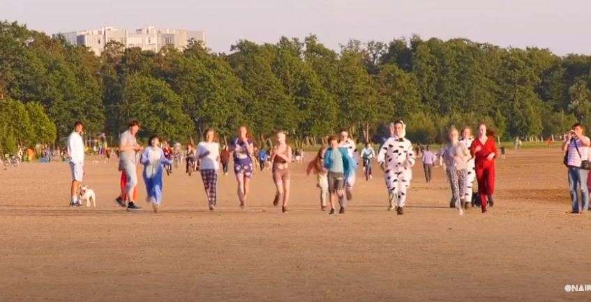 Gara vjetore e pizhameve përshtatet me masat e virusit (VIDEO)