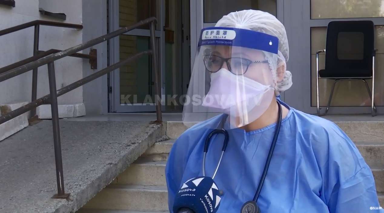 Koronavirusi ka ndërruar formë, po sulmon edhe rininë (VIDEO)