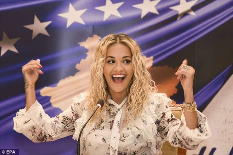 Rita Ora sërish thirrje ndaj Apple: Vendoseni Kosovën në hartë!