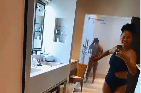 Teigen xhiron bashkëshortin teksa bën tush (VIDEO)