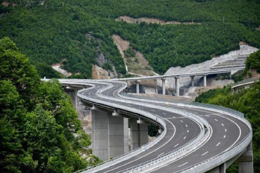 Punime në autostradën "Arbën Xhaferi" në pjesën Doganaj-Hani i Elezit