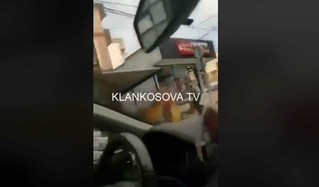 Polici e ndjek qytetarin për shkak të maskës? (VIDEO)
