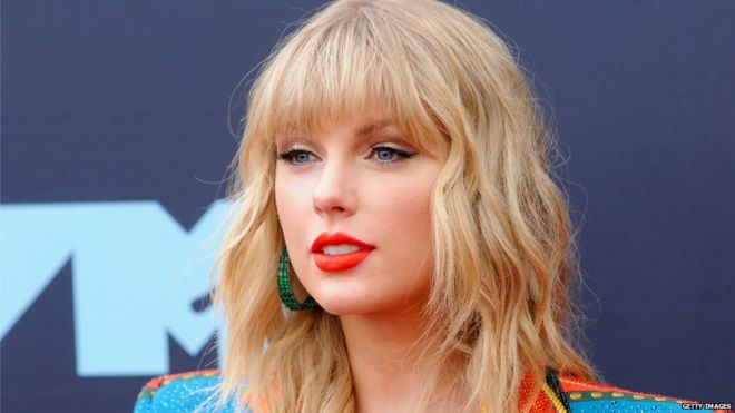 Taylor Swift ribën albumin "Red", i shton edhe 11 këngë tjera