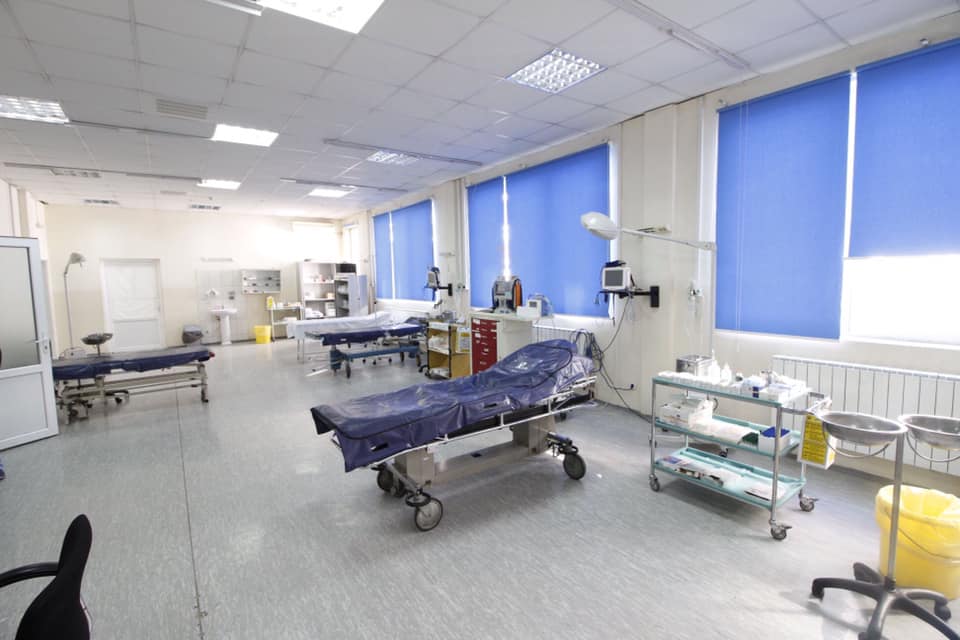 63 pacientë me COVID-19 po trajtohen në Spitalin e Pejës, 16 prej tyre janë në gjendje të rëndë