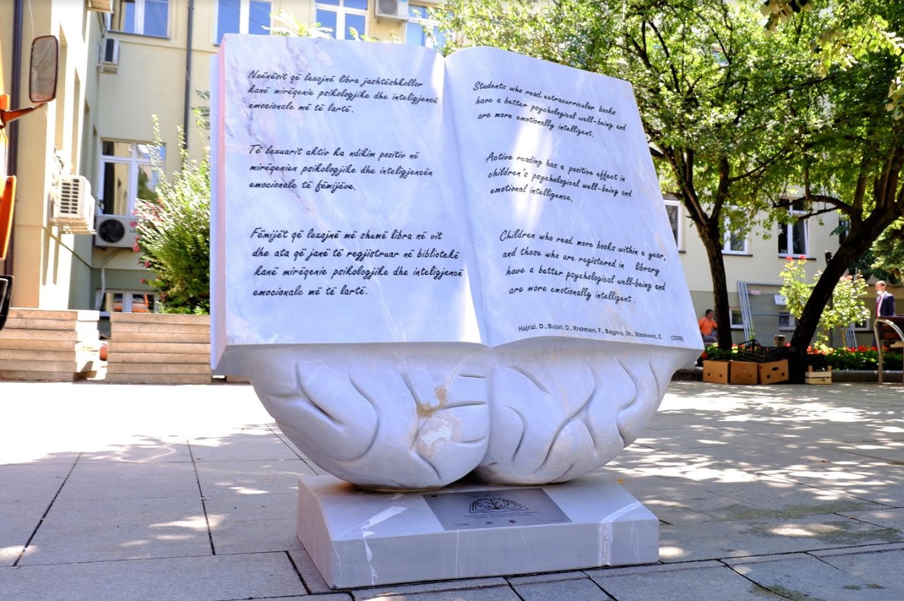 Prishtina me skulpturë të re dedikuar librit dhe shëndetit mendor