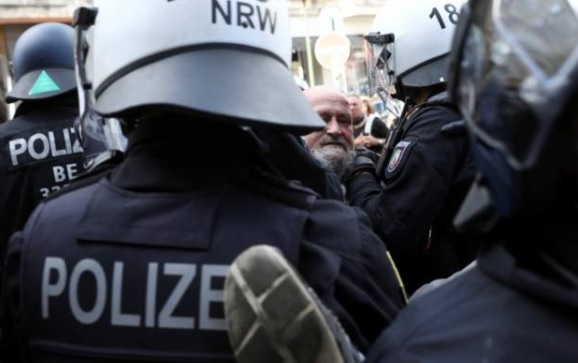 Berlin, policia shpërndanë protestuesit pasi nuk respektuan masat anti-pandemi