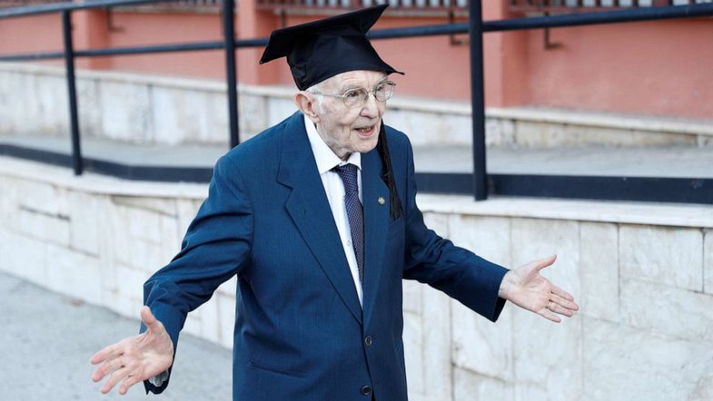 I mbijetoi Luftës së Dytë Botërore dhe tani pandemisë: 96-vjeçari diplomohet