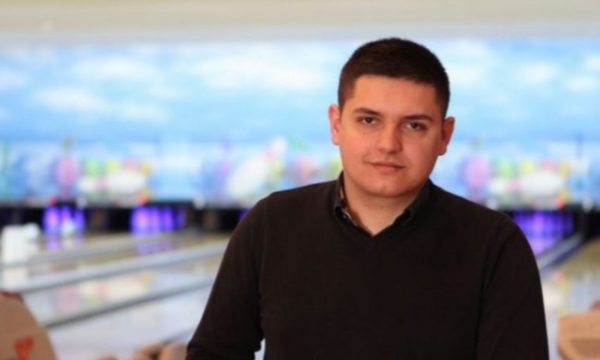 Vdes 26-vjeçari nga Peja gjatë një loje basketbolli