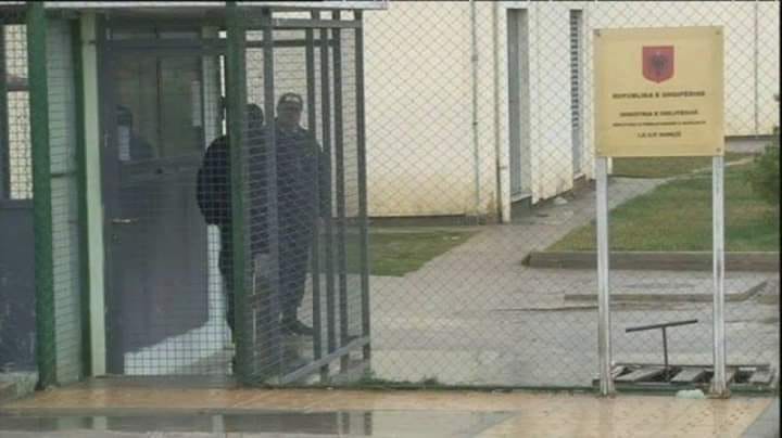 Tetë persona pozitivë me COVID-19 në burgun e sigurisë së lartë në Drenovë të Shqipërisë