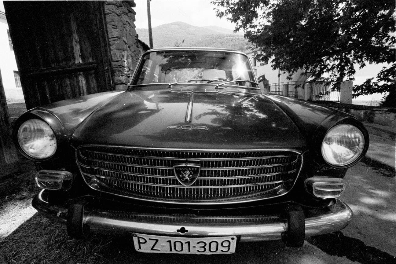 Vetura e Bekim Fehmiut në pritje të fondeve - mbetet pa u ekspozuar në qendër të Prizrenit