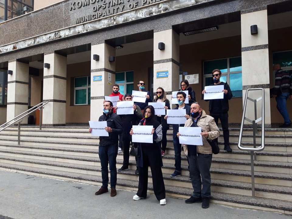 Protestojnë aktorët – kërkojnë trupën rezidente të teatrit ‘’Dodona’’